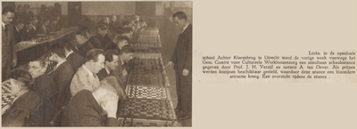 874651 Afbeelding van deelnemers aan de simultaan schaakséance in de school Achter Clarenburg 10 te Utrecht, ...